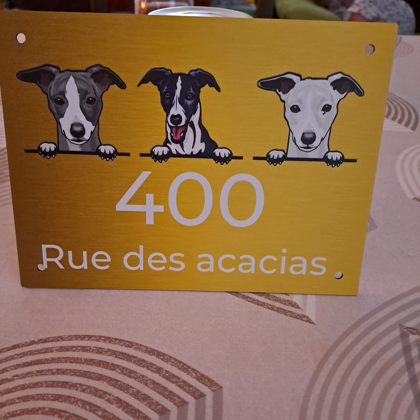 Customer photo review of Chiens curieux et numéro de maison - Plaque de porte personnalisée