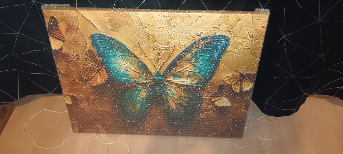 Customer photo review of Tablou canvas fluture albastru in centrul atentie cu accente aurii