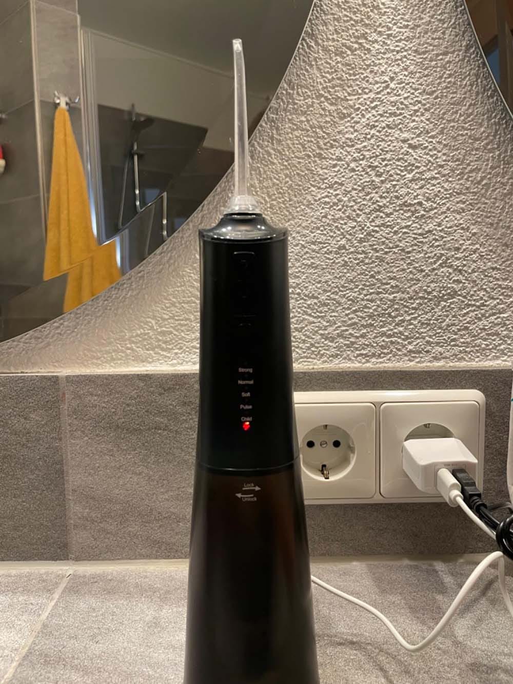 Customer photo review of Kabellose Munddusche für optimale Zahn- & Mundpflege / 5 Modi & 8 Düsen / 300 ml Wassertank / IPX7 Wasserdicht / Munddusche für Zahnfleisch