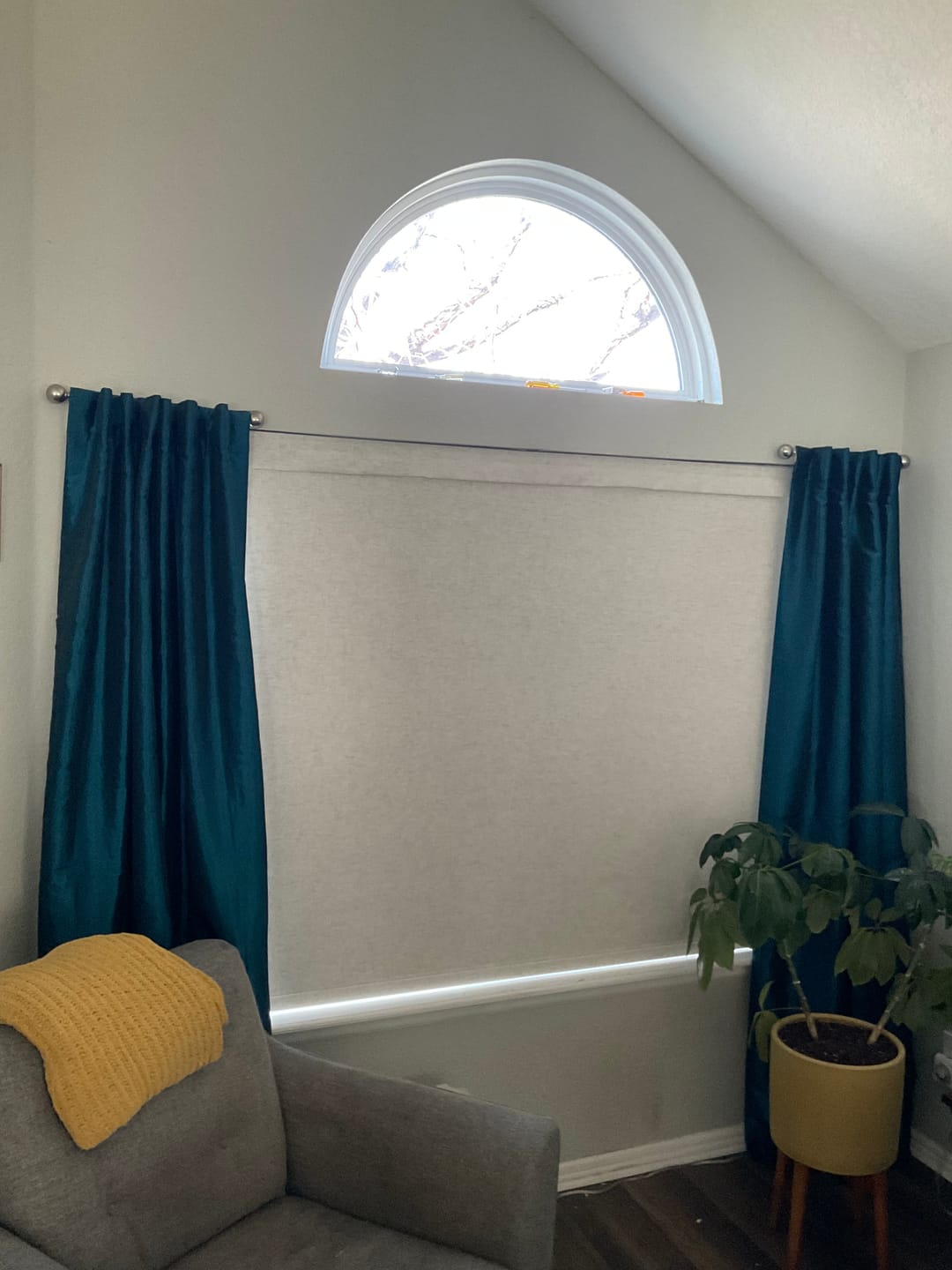Customer photo review of Bringnox No Drill Motorized Roller Shades 100% Blackout Linen