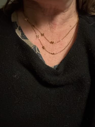 Customer photo review of Personligt halsband med initialer i sidled