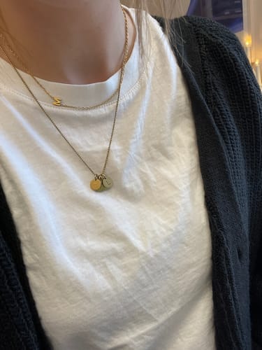 Customer photo review of Personligt halsband med initialer i sidled