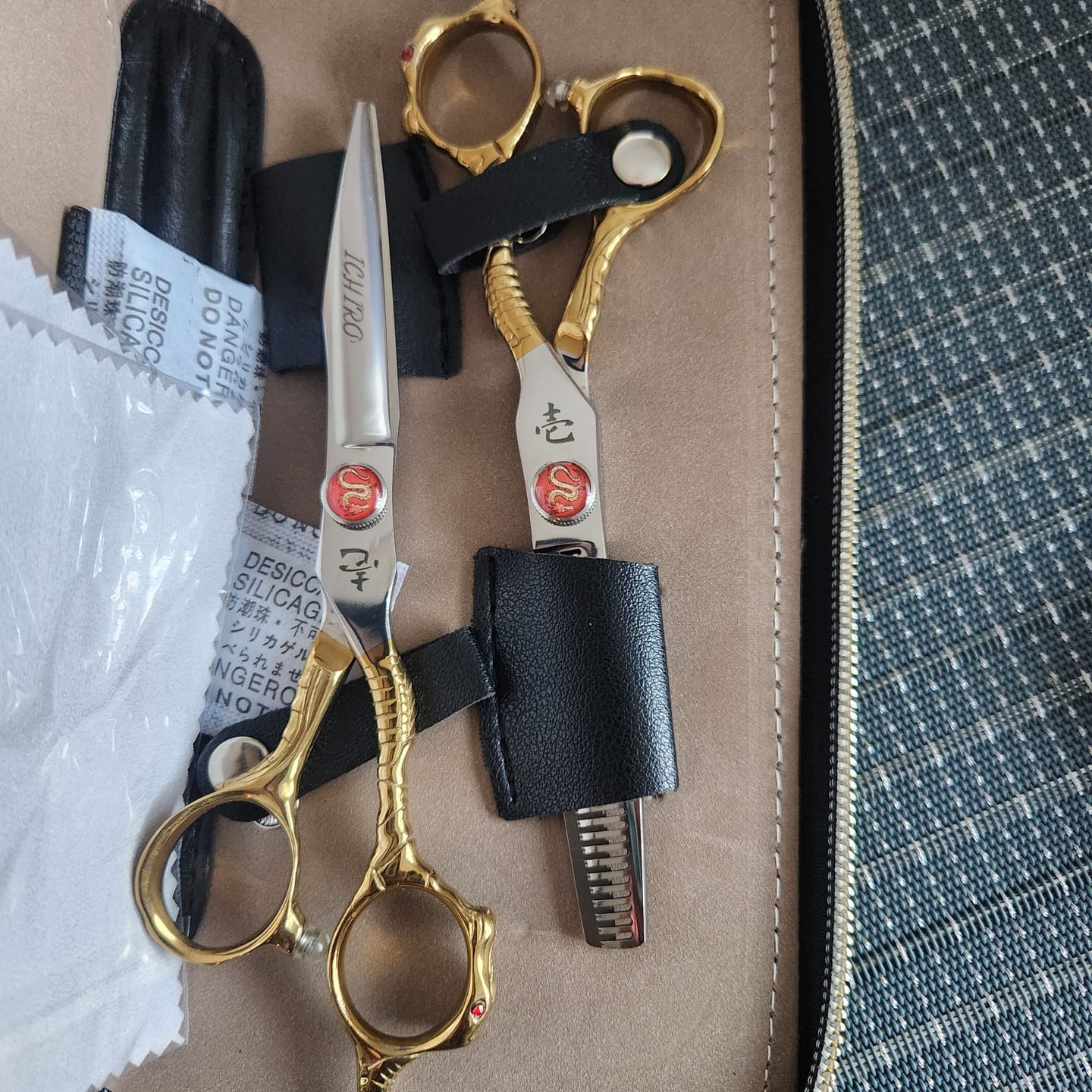 Customer photo review of Ichiro Dragon Hairdressing Scissor Set