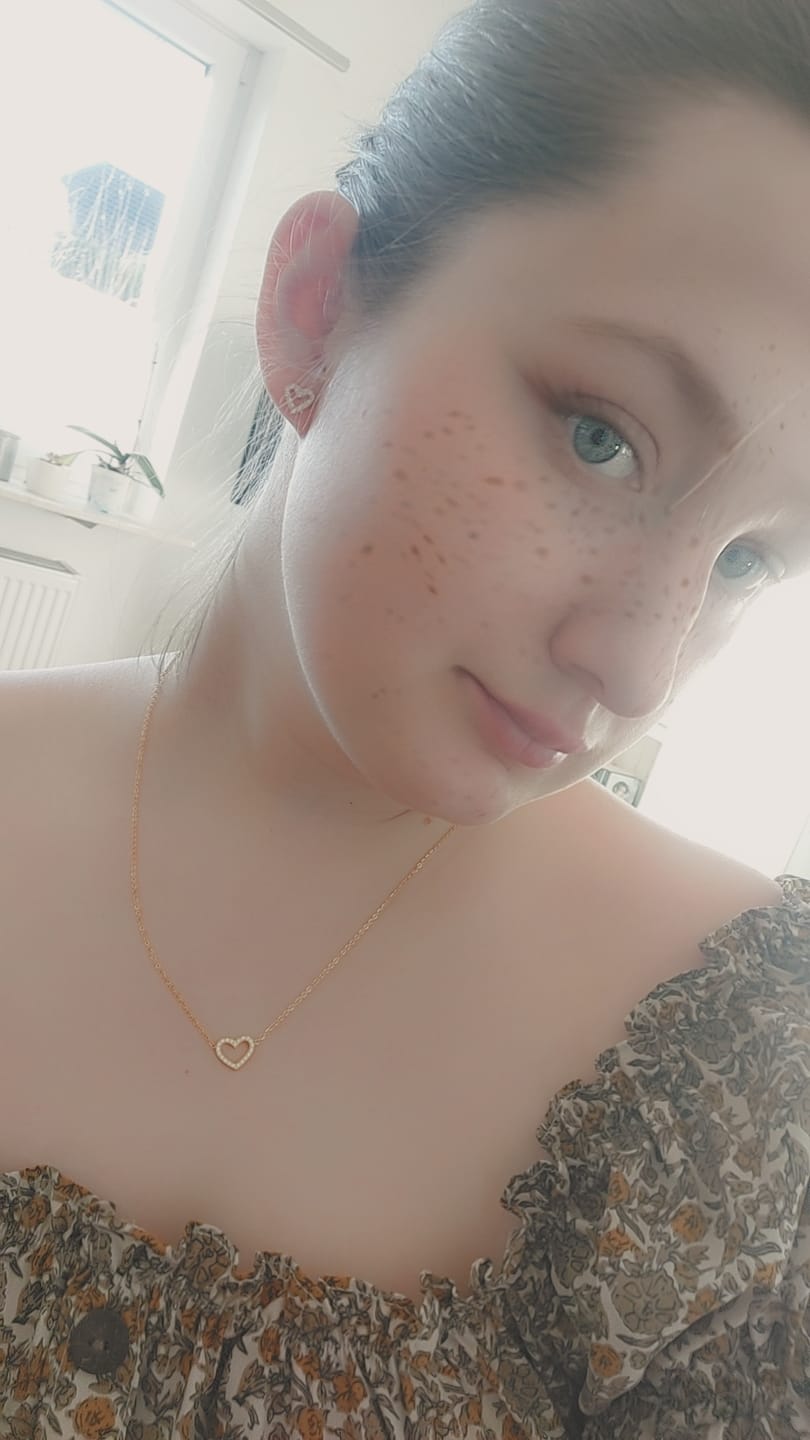 Customer photo review of Shine Heart Ohrstecker | 18K vergoldet