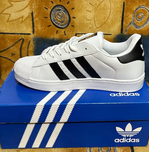 Customer photo review of Tenis Superstar Blanco Negro