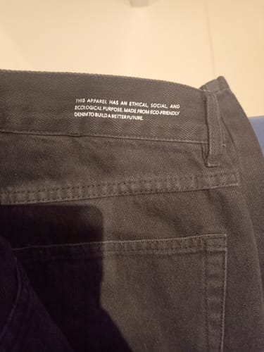 Maria Gabriella P. review of Calça Jeans Reta Araçá Preta image 1 out of 2