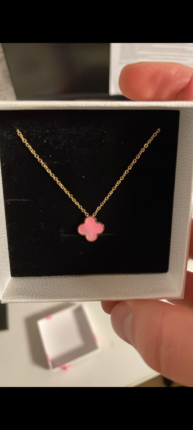Customer photo review of Rosa Perlmutt Clover Kette | 18K vergoldet
