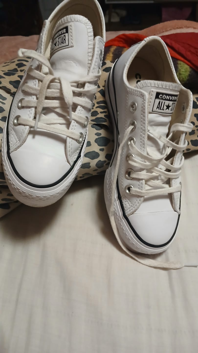 Customer photo review of Zapatilla Converse Chuck Taylor Plataforma Cuero Mujer Blanco