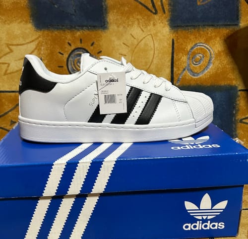 Customer photo review of Tenis Superstar Blanco Negro