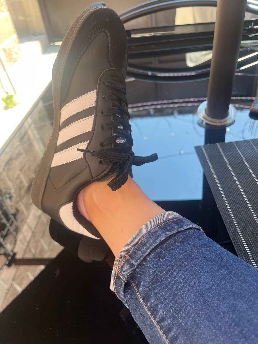 Customer photo review of Tenis Samba Negro Blanco