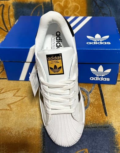 Customer photo review of Tenis Superstar Blanco Negro