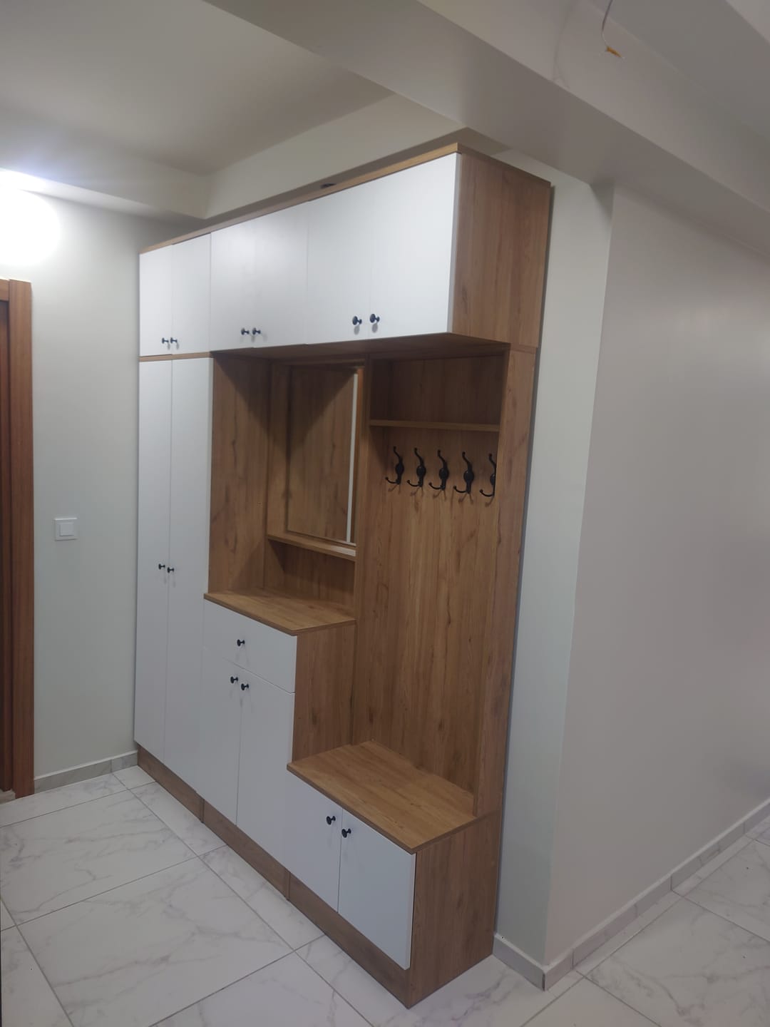 Customer photo review of Rani EA108 Portmanto Çekmeceli Aynalı Askılı Vestiyer Sepet Ceviz - Beyaz