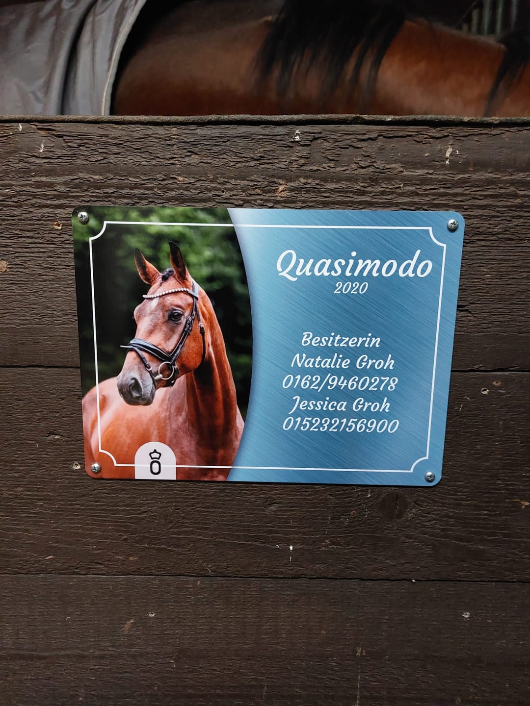 Customer photo review of Pferde Boxenschild mit Foto & Wunschtext (UV- und wetterfest)
