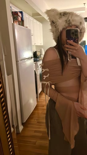 Customer photo review of Rase le sol Off-Shoulder Mesh Top