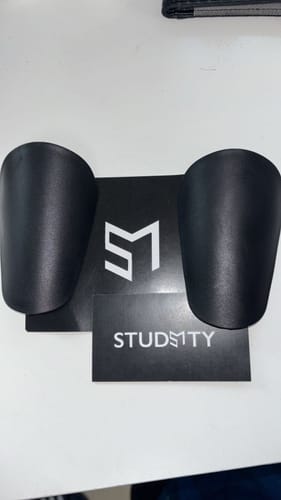 Customer photo review of Mini Espinilleras Profesionales Negras