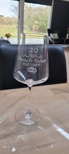 Kundenbewertung mit Foto zu Leonardo Weingläser zur 20 Jahre Porzellanhochzeit mit Namen & Datum im Set