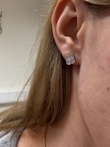 Customer photo review of PEARL CLOVER STUDS 925. - WHITE GOLD