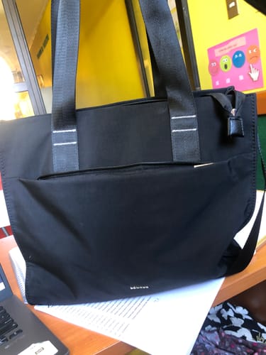 Reseña con foto de un cliente sobre Cartera De Hombro Notebook Nylon Icónica