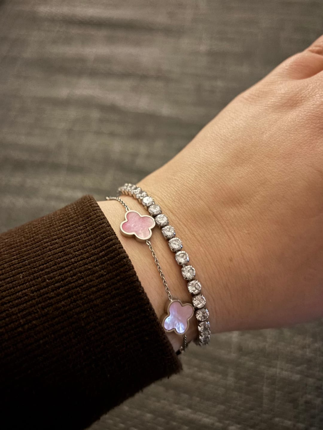 Customer photo review of Rosa Perlmutt Clover Armband | 18K vergoldet