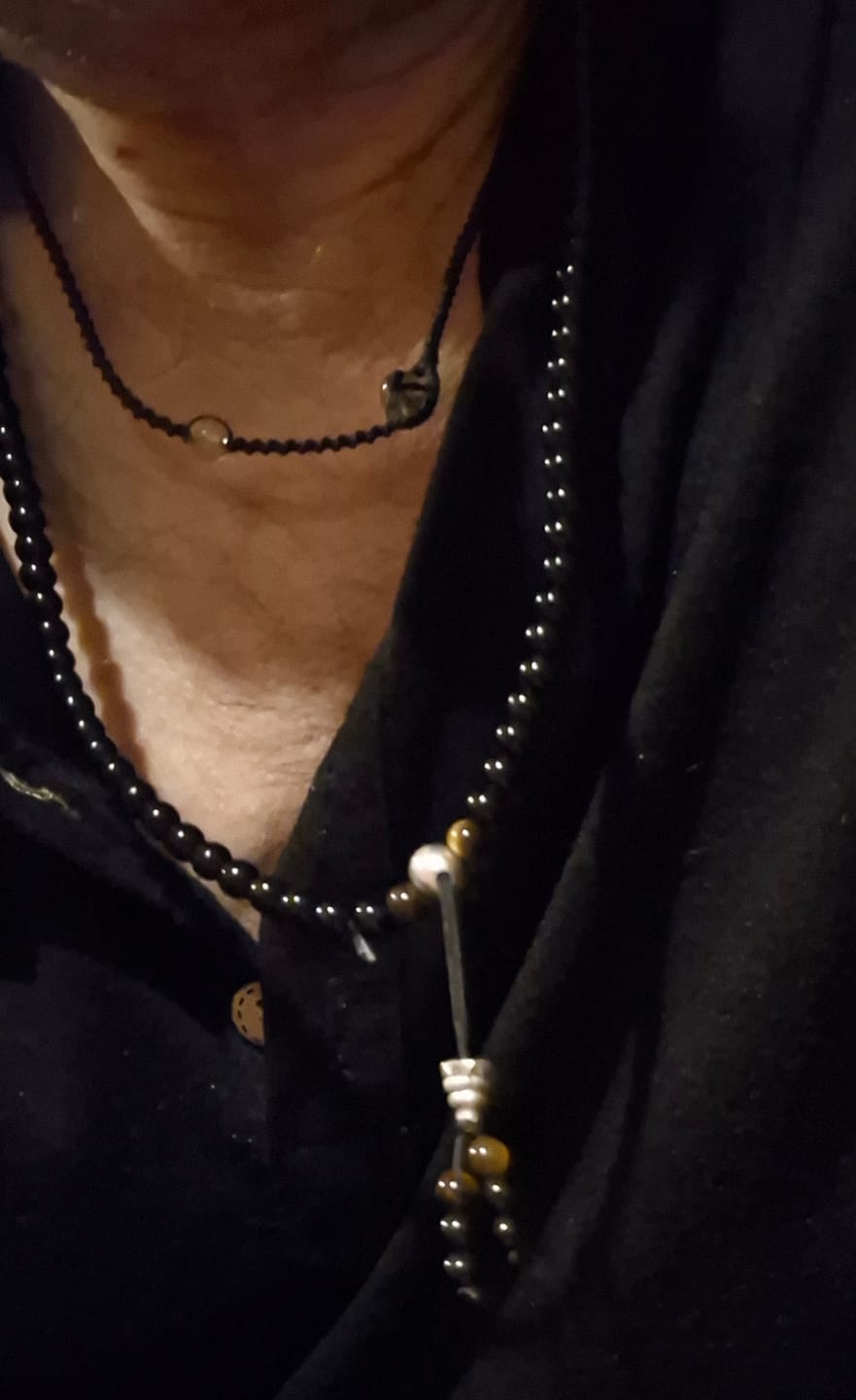 Customer photo review of Buddha Stones Schwarzes Obsidian-Tigerauge-Segen-Mala-Armband