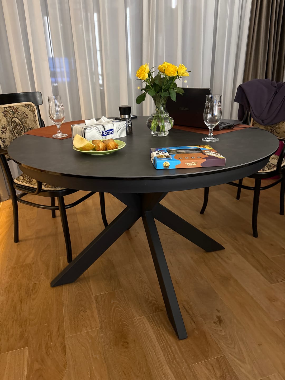 Customer photo review of Masa extensibila PORTO, gri inchis/negru mat, sticla securizata/metal, 120/160x120x76 cm