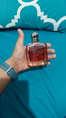 Reseña con foto de un cliente sobre Perfume Emporio Armani Stronger with You Intensely EDP