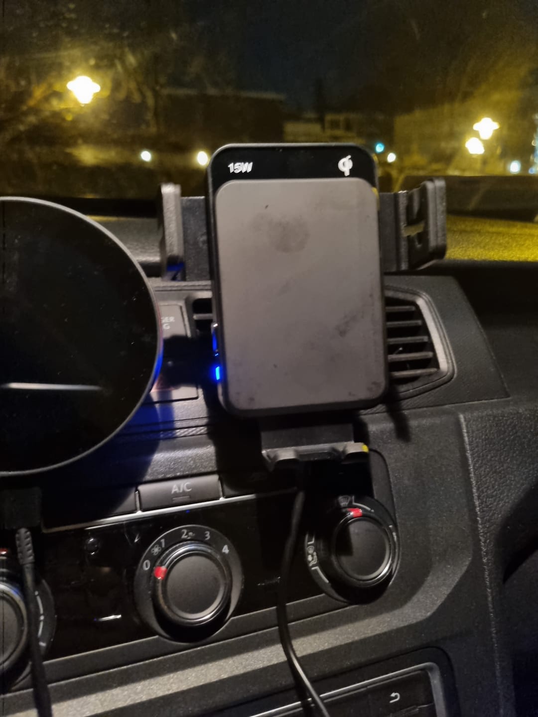 Customer photo review of WEGMAN™ Telefoonhouder met QI Draadloze Oplader Auto 15W