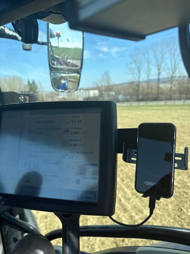 Customer photo review of Gadgetme Handyhalterung mit Wireless Ladefunktion passend für Case, New Holland, Steyr 15W Fast Wireless