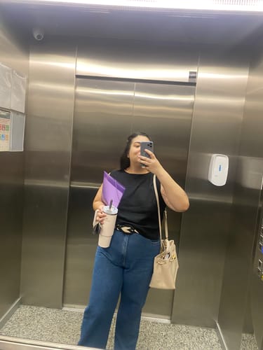 Ana B. review of Calça Jeans Reta Araçá Azul Médio image 1 out of 1