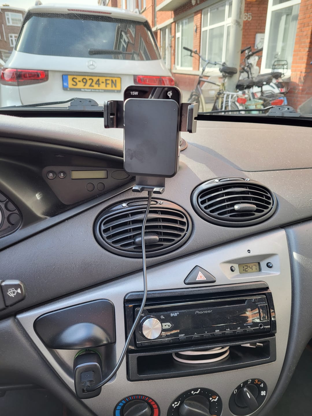 Customer photo review of WEGMAN™ Telefoonhouder met QI Draadloze Oplader Auto 15W