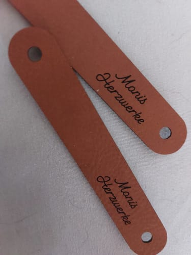 undefined review of Personalisierte Labels mit Chicago Screws - Kunstleder-Label mit Schrauben image 1 out of 1