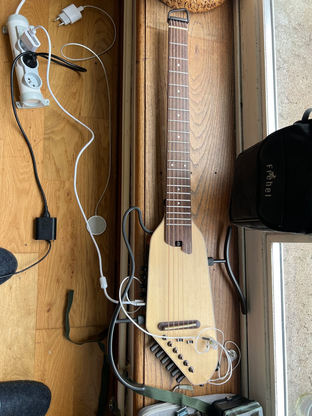 Customer photo review of Donner HUSH-I Pro Guitare Modes sonores multiples Guitare de voyage portable