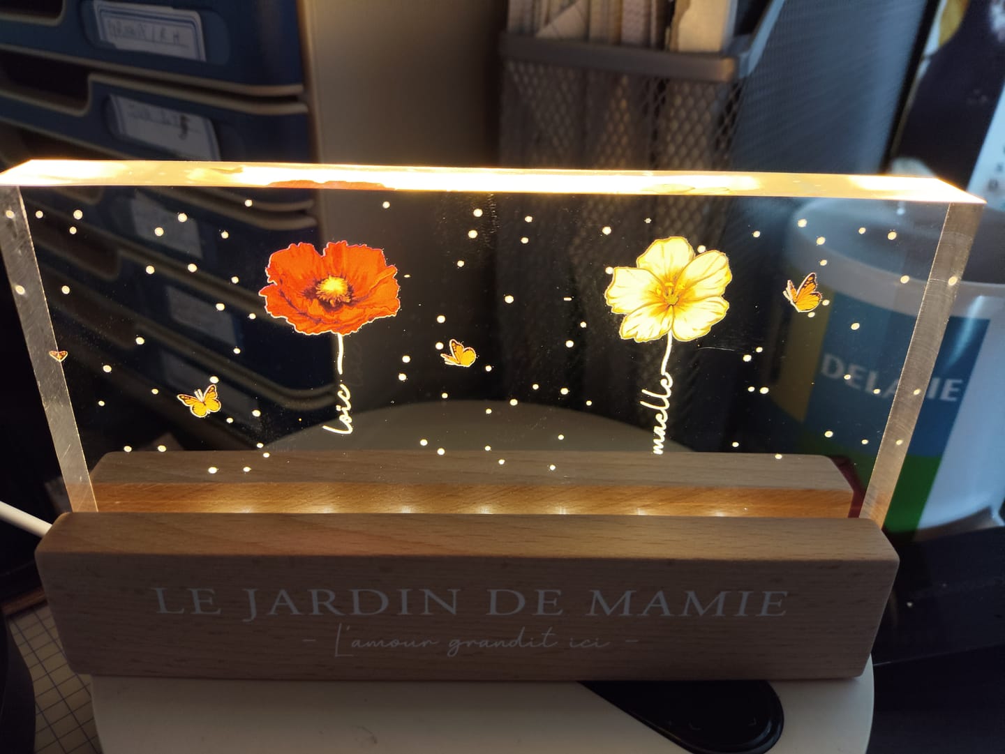 Customer photo review of Le Jardin de Mamie - Plaque LED acrylique personnalisée avec fleurs pour Maman et Mamie