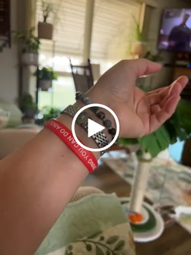 Customer video review of STRĀ Cat Beaded Bracelet