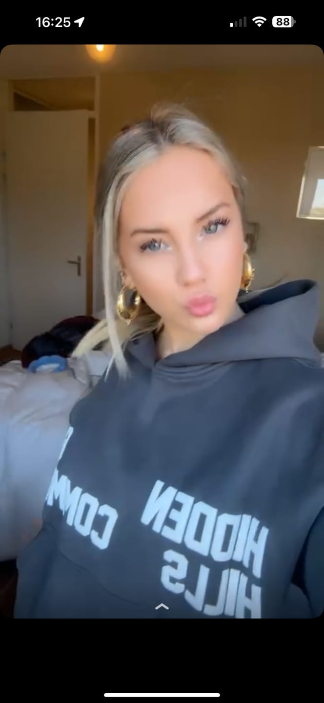 Customer photo review of GATED COMMUNITY HOODIE DARK GREY