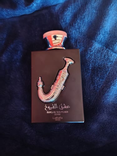 Reseña con foto de un cliente sobre Perfume Unisex Ishq Al Shuyukh Silver Marca Lattafa 100 ml EDP