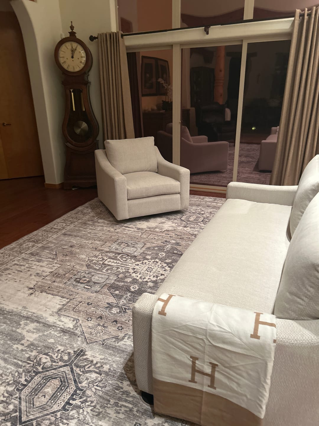Customer photo review of High Quality Letter H Wool Throw Blanket Soft Warm Luxury Cashmere Throw Blanket H Double-Sided Thick Knitted Blanket
