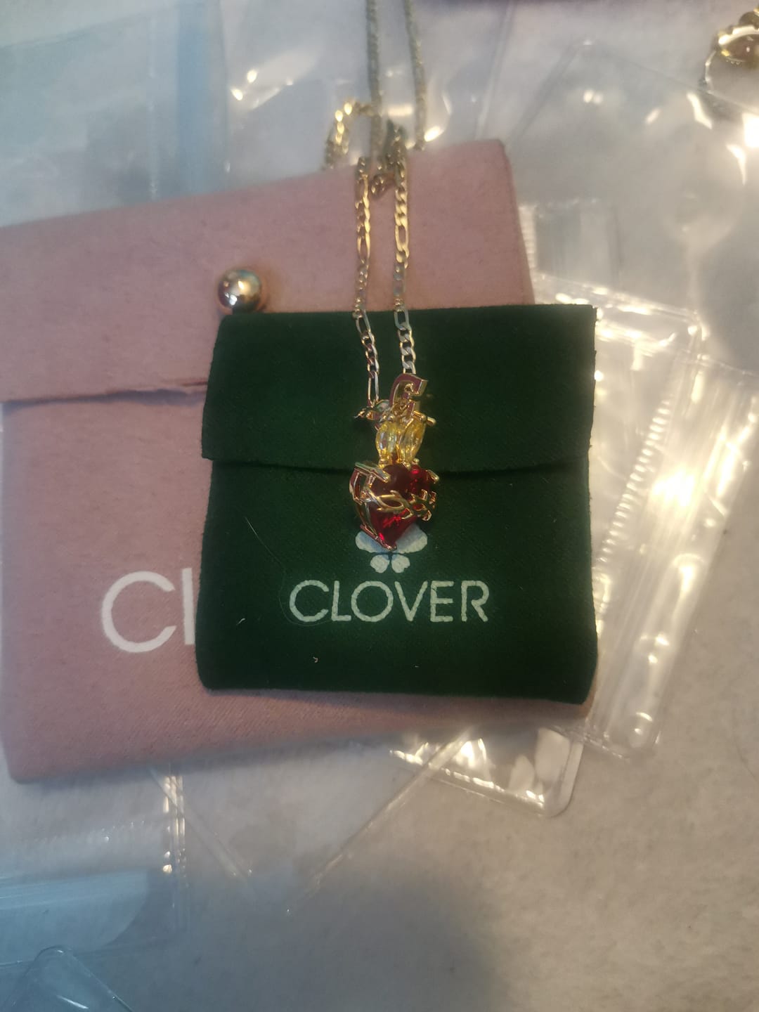 Customer photo review of Dije sagrado corazón de Jesús cristal rojo corona zirconias