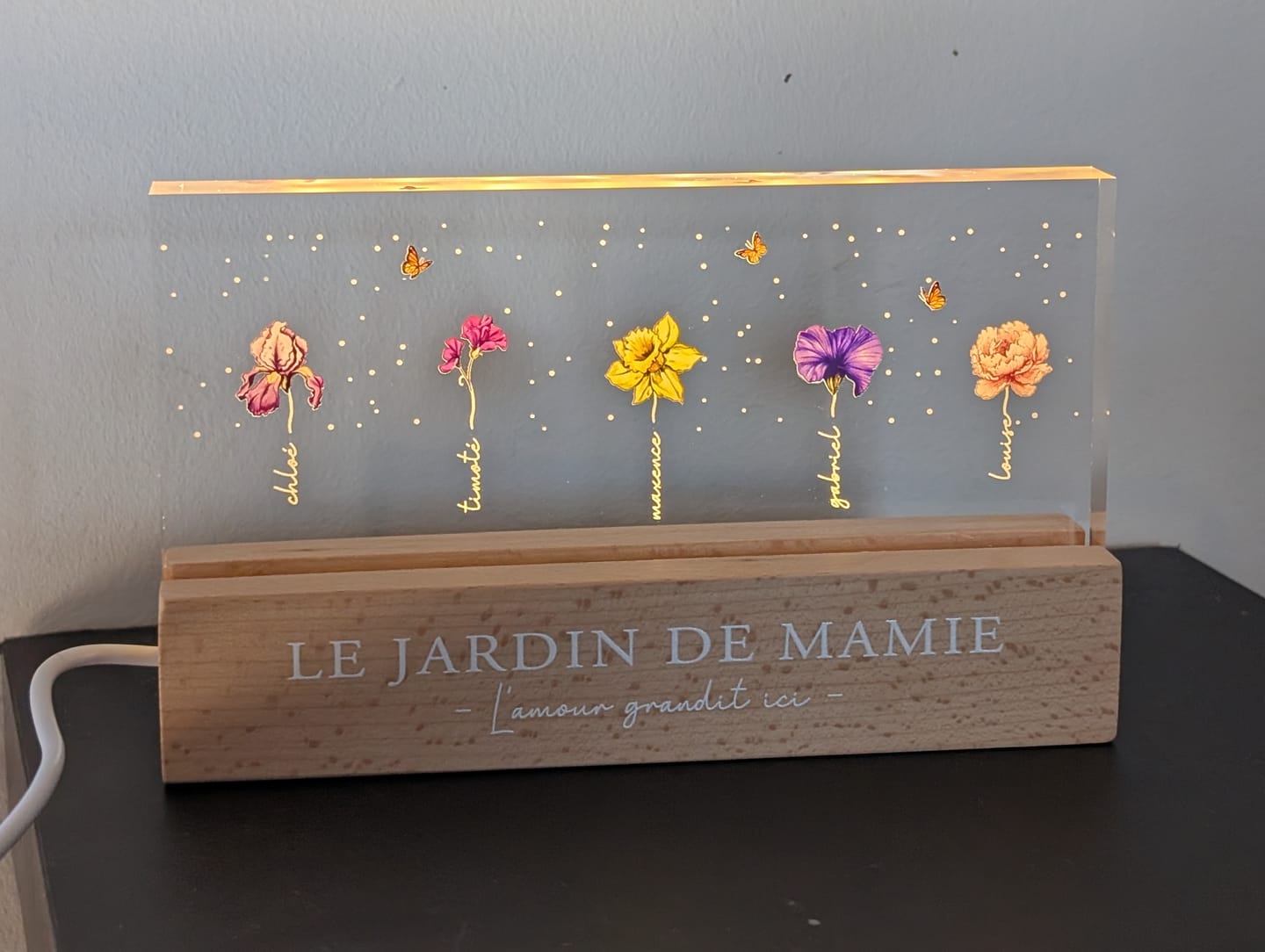 Customer photo review of Le Jardin de Mamie - Plaque LED acrylique personnalisée avec fleurs pour Maman et Mamie