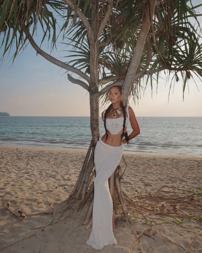 Customer photo review of Sumui Hollow Crochet Knit Braid Detail V-shaped Hem Crop Vacation Tank