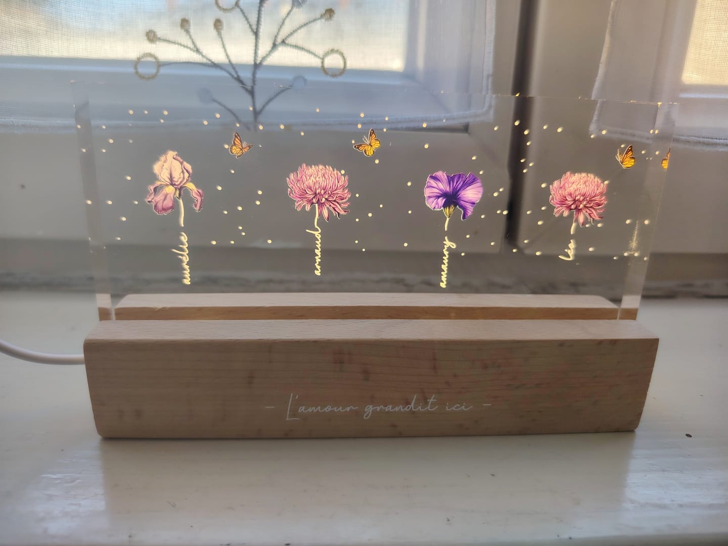 Customer photo review of Le Jardin de Mamie - Plaque LED acrylique personnalisée avec fleurs pour Maman et Mamie