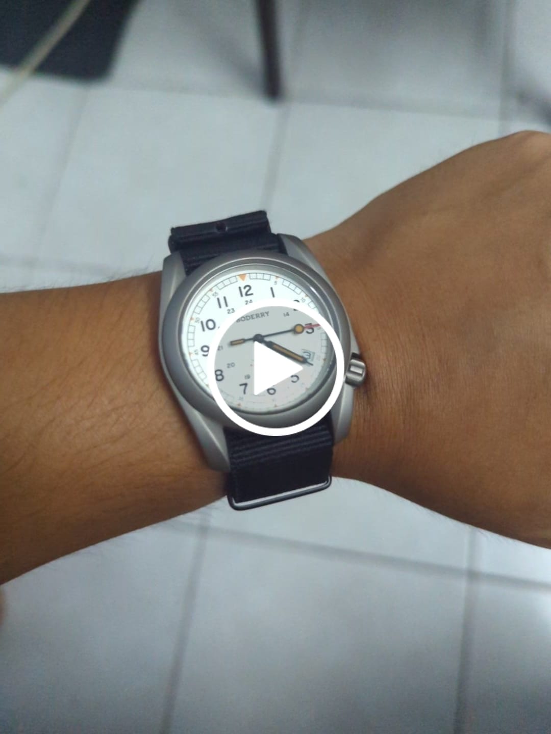 Customer video review of VOYAGER - 100M Waterproof Titanium Automatic Field Watch | White