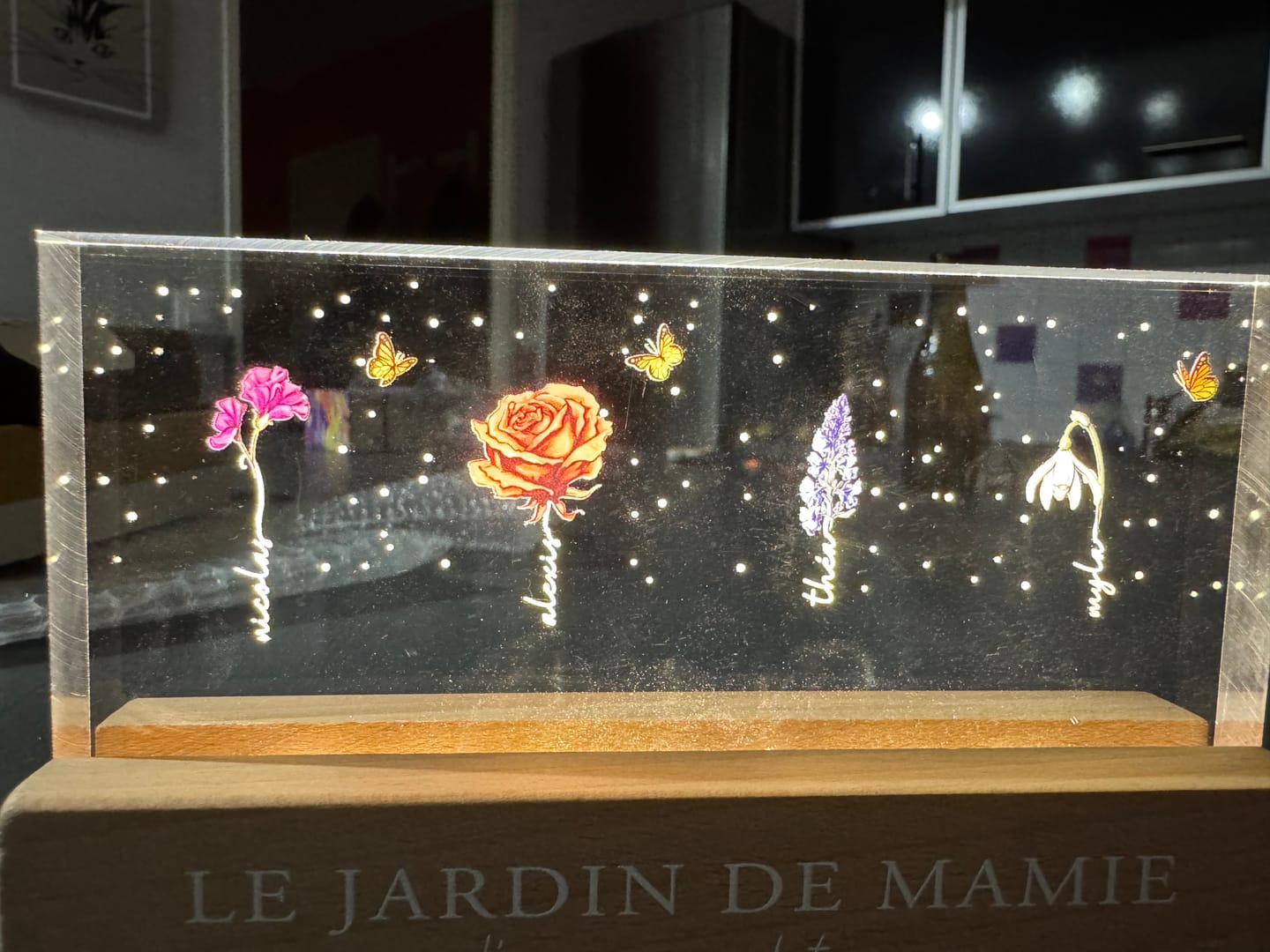 Customer photo review of Le Jardin de Mamie - Plaque LED acrylique personnalisée avec fleurs pour Maman et Mamie