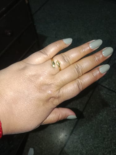 Customer photo review of HUG RING - 18K GOLD PLATED