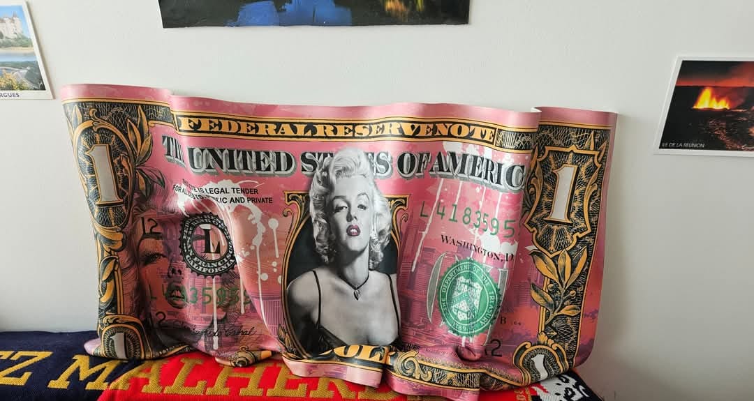 Customer photo review of Sculpture Marylin Monroe