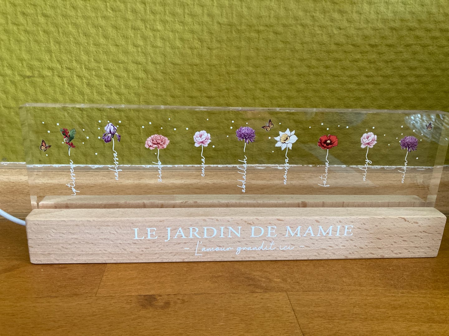 Customer photo review of Le Jardin de Mamie - Plaque LED acrylique personnalisée avec fleurs pour Maman et Mamie