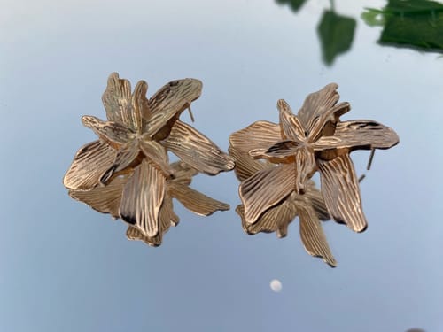 Customer photo review of Aretes de flores doradas