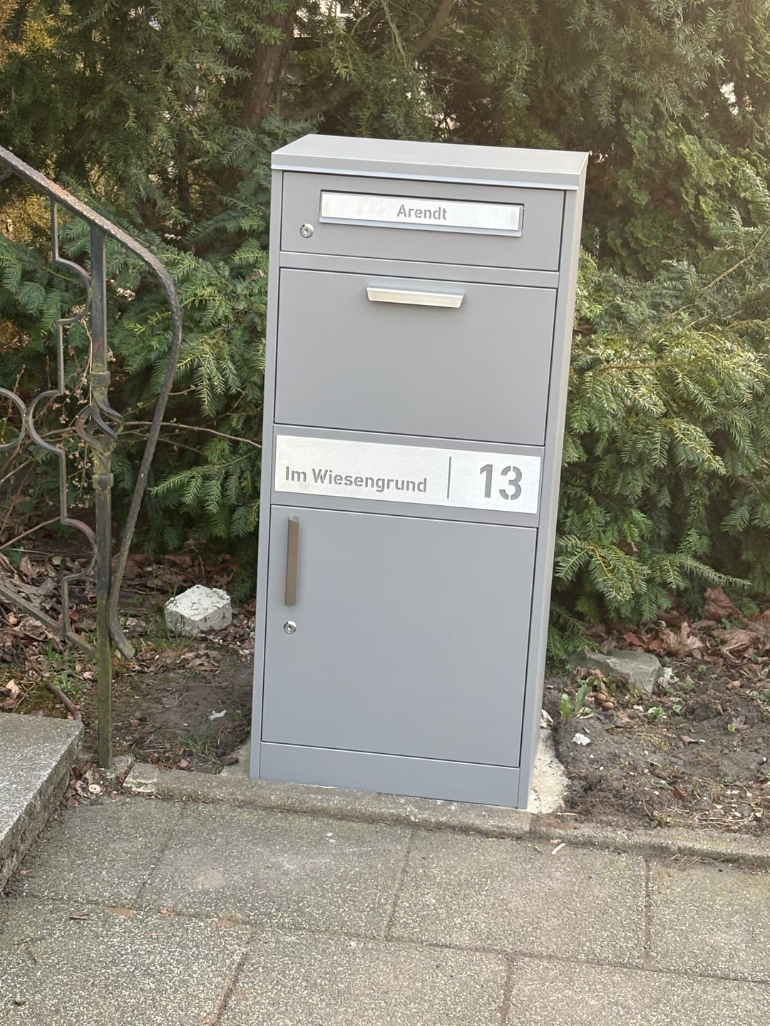 Customer photo review of AlbersDesign Stand-Paketbox PB1 Graualuminium (RAL9007) personalisiert mit Edelstahl-Schild