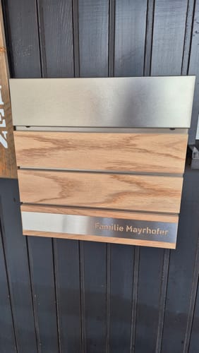 Customer photo review of AlbersDesign Briefkasten B5 (in Edelstahl) mit Eichen-Massivholzelementen - personalisiert mit Edelstahl-Schild