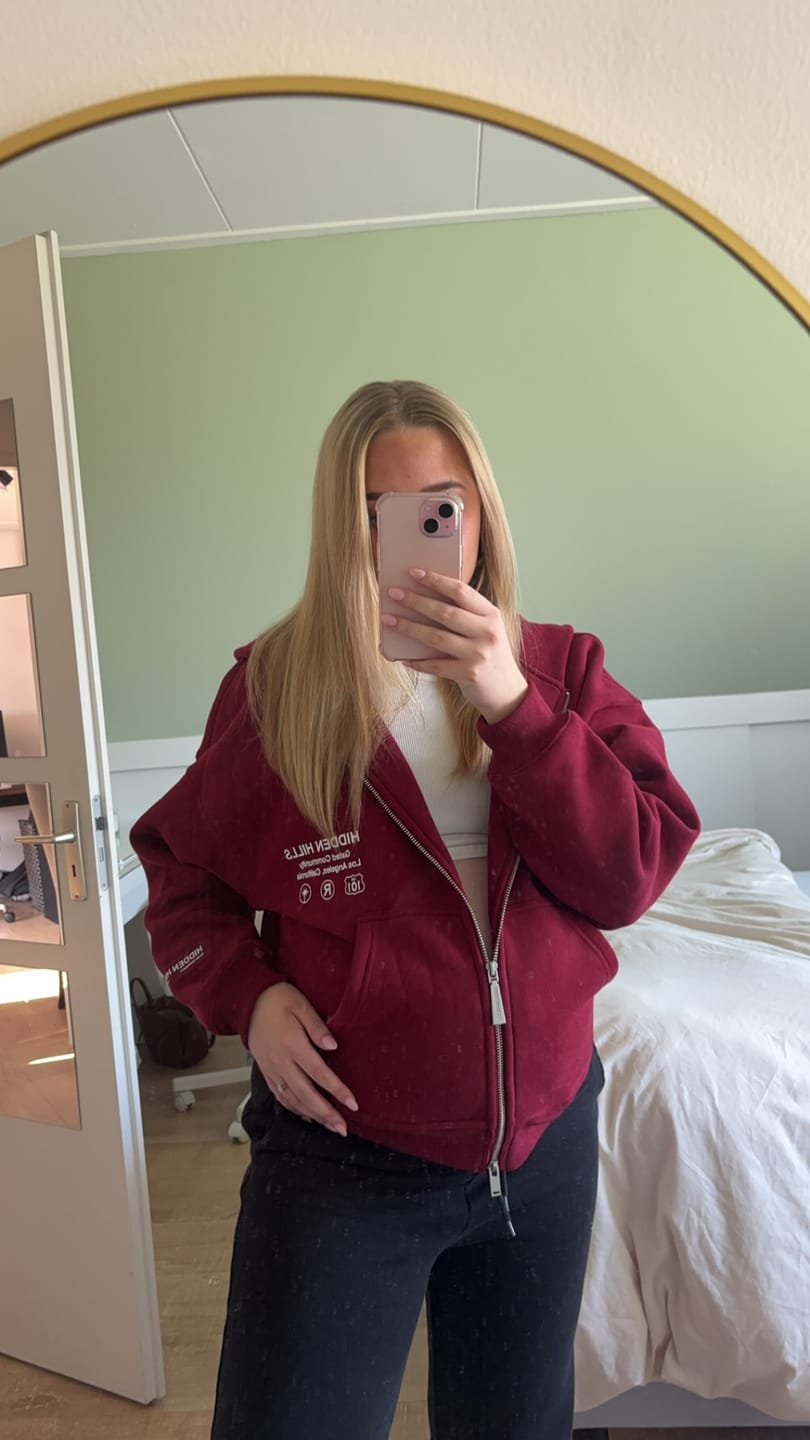 Kundenbewertung mit Foto von LABEL ZIP HOODIE BURGUNDY